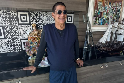 Zeca Pagodinho aposta em look monocromático para enfrentar frio no Rio