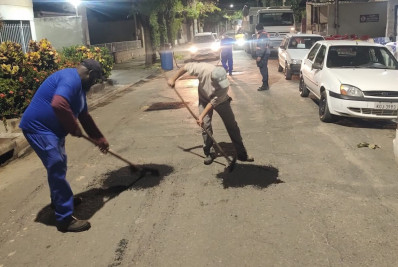 Secretaria de Obras realiza operação noturna de manutenção asfáltica no Centro e no bairro Triângulo, em Três Rios