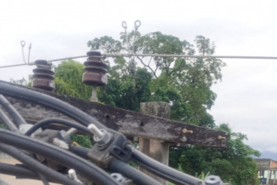 Enel remove 'gato' de energia em fábrica clandestina de Caxias