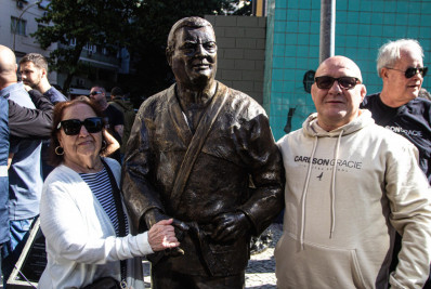 Estátua de Carlson Gracie é reinaugurada em Copacabana, depois de ser vandalizada