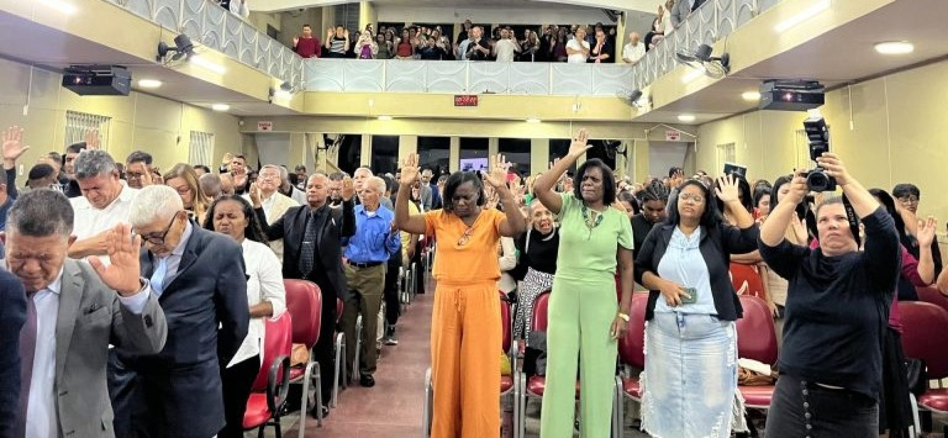 Os fi&eacute;is participaram do culto que reuniu lideran&ccedil;a religiosas e autoridades locais - Divulga&ccedil;&atilde;o / PMBR