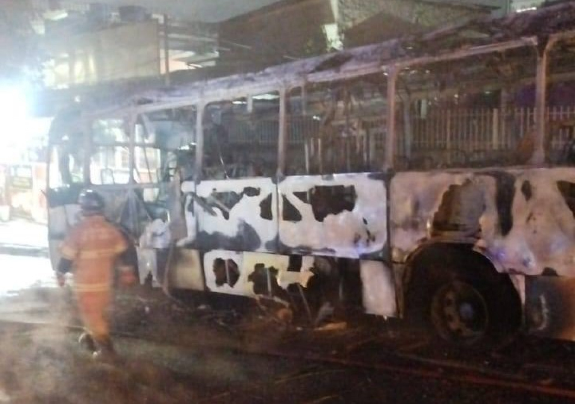 O Corpo de Bombeiros foi acionado para o local, por&eacute;m o coletivo j&aacute; havia sido consumido pelas chamas. A equipe realizou o resfriamento do &ocirc;nibus - Reprodu&ccedil;&atilde;o / Redes Sociais