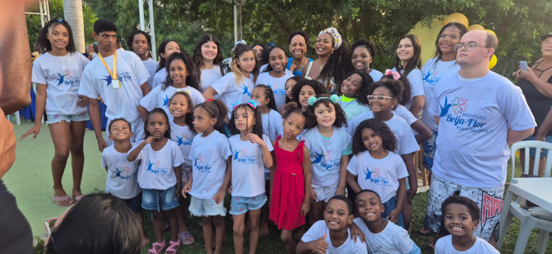 Selminha Sorriso, presidente da Sonho do Beija-Flor, posa com crianças da nova escola - Divulgação