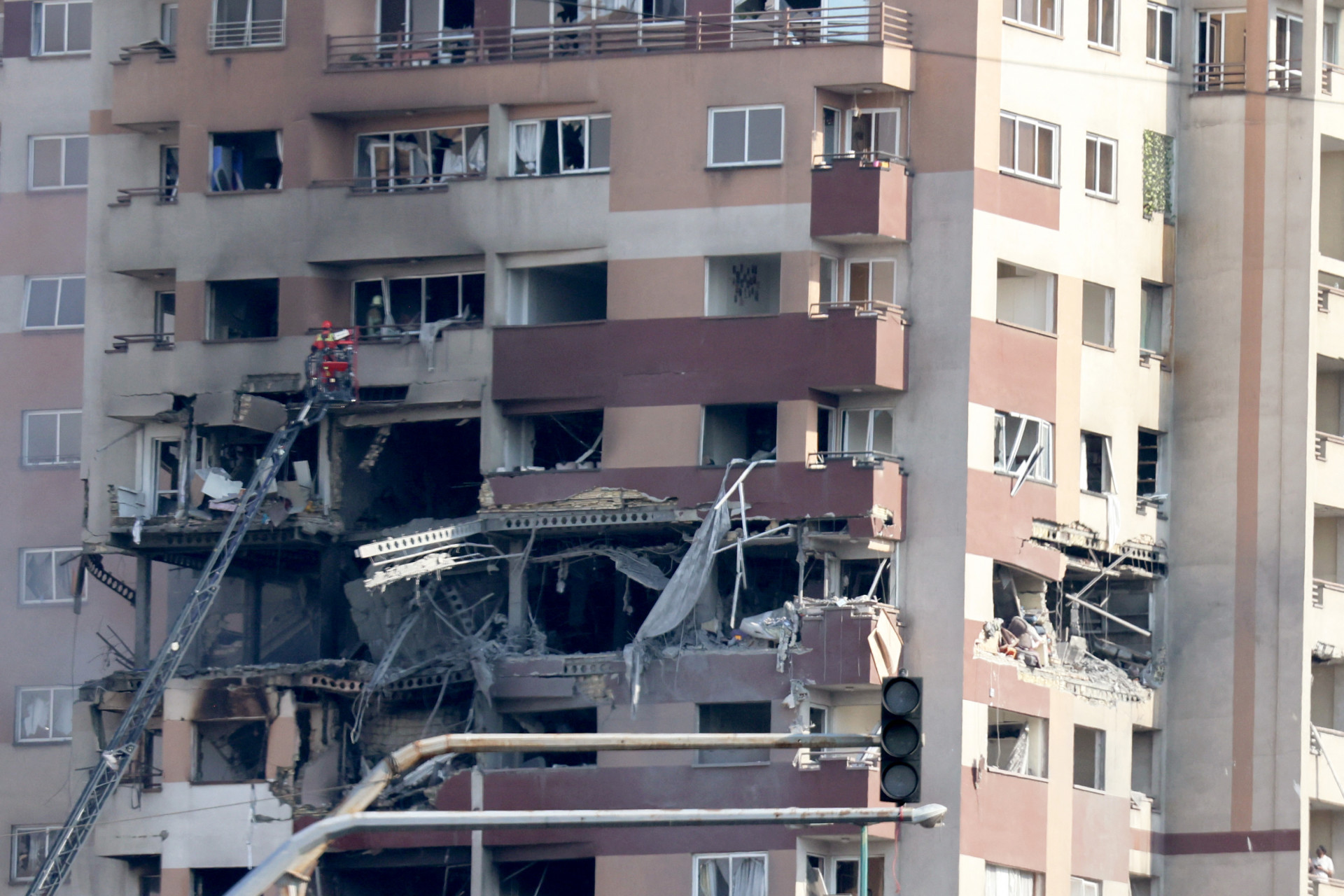 Estruturas residenciais tamb&eacute;m foram atingidas - AFP