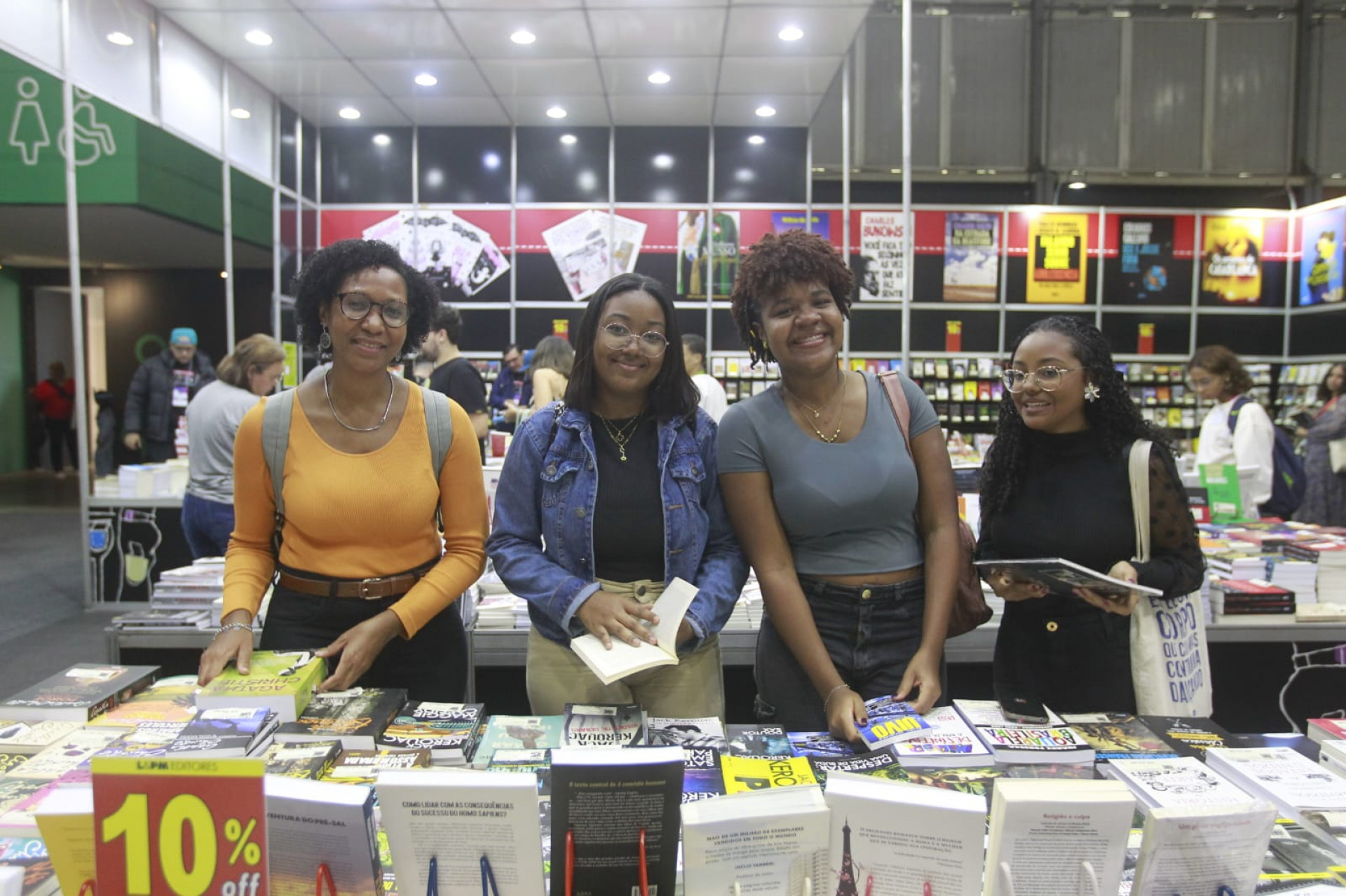 Luciana Ferreira levou as sobrinhas Julia, Aneletícia e Luísa para o evento - Reginaldo Pimenta / Agência O Dia