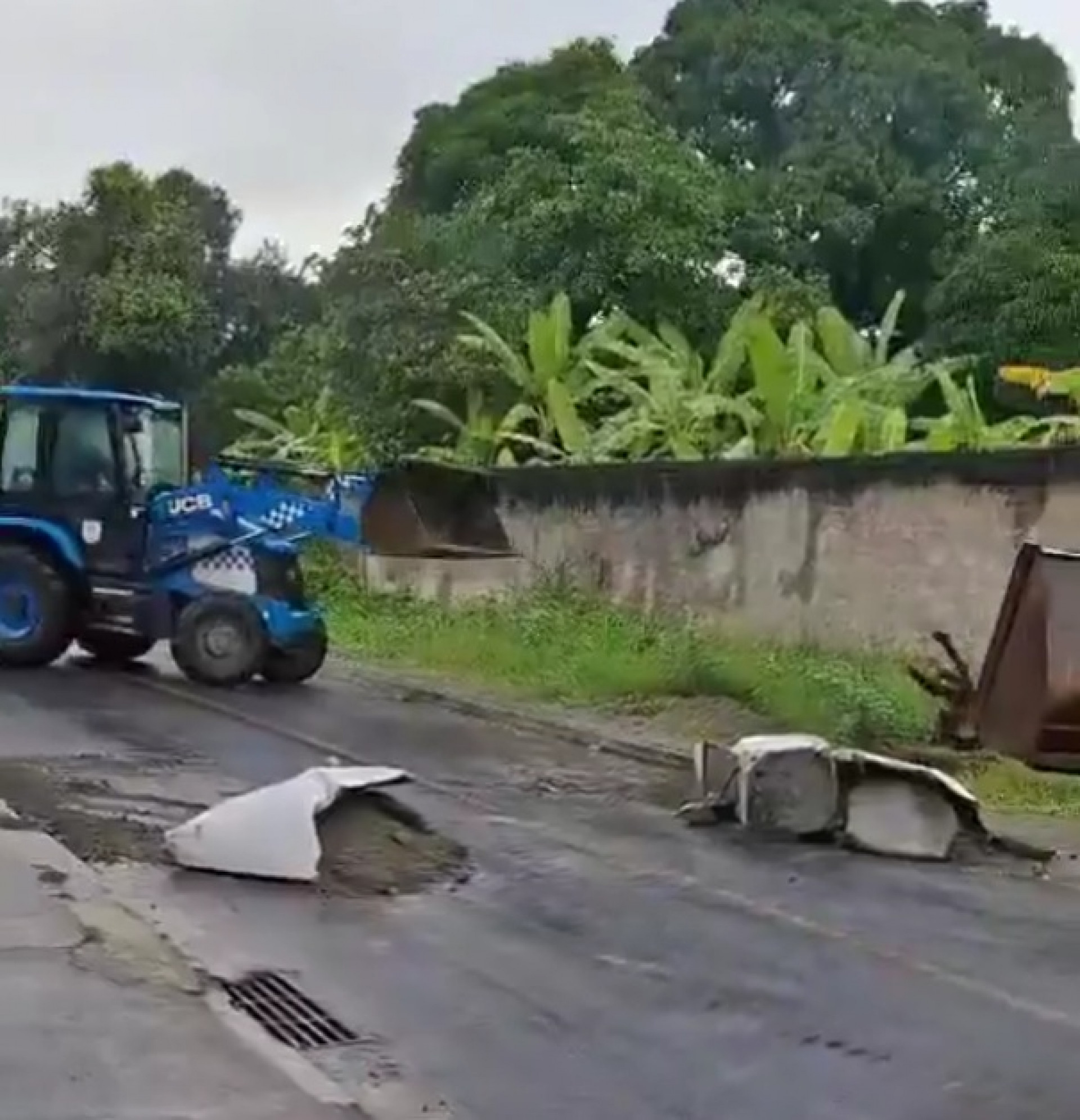 Entulhos também foram deixados nas ruas para dificultar o deslocamento na comunidade - Reprodução