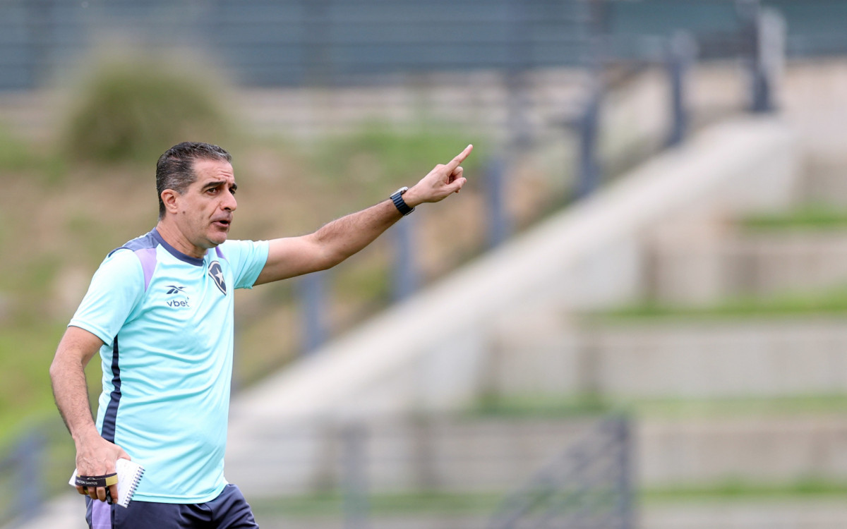 Renato Paiva durante treino do Botafogo, em Santa Bárbara, na Califórnia