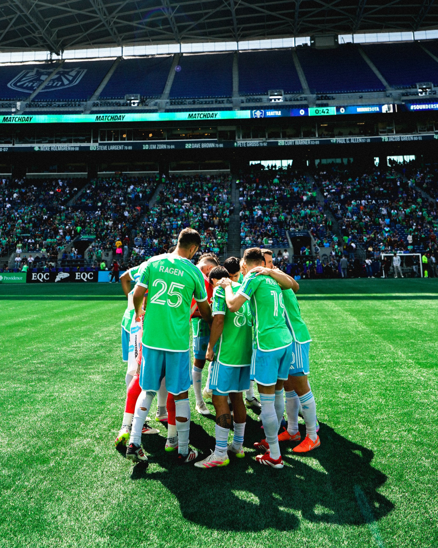 Jogadores do Seattle Sounders reunidos no gramado - Divulga&ccedil;&atilde;o/X @SoundersFC