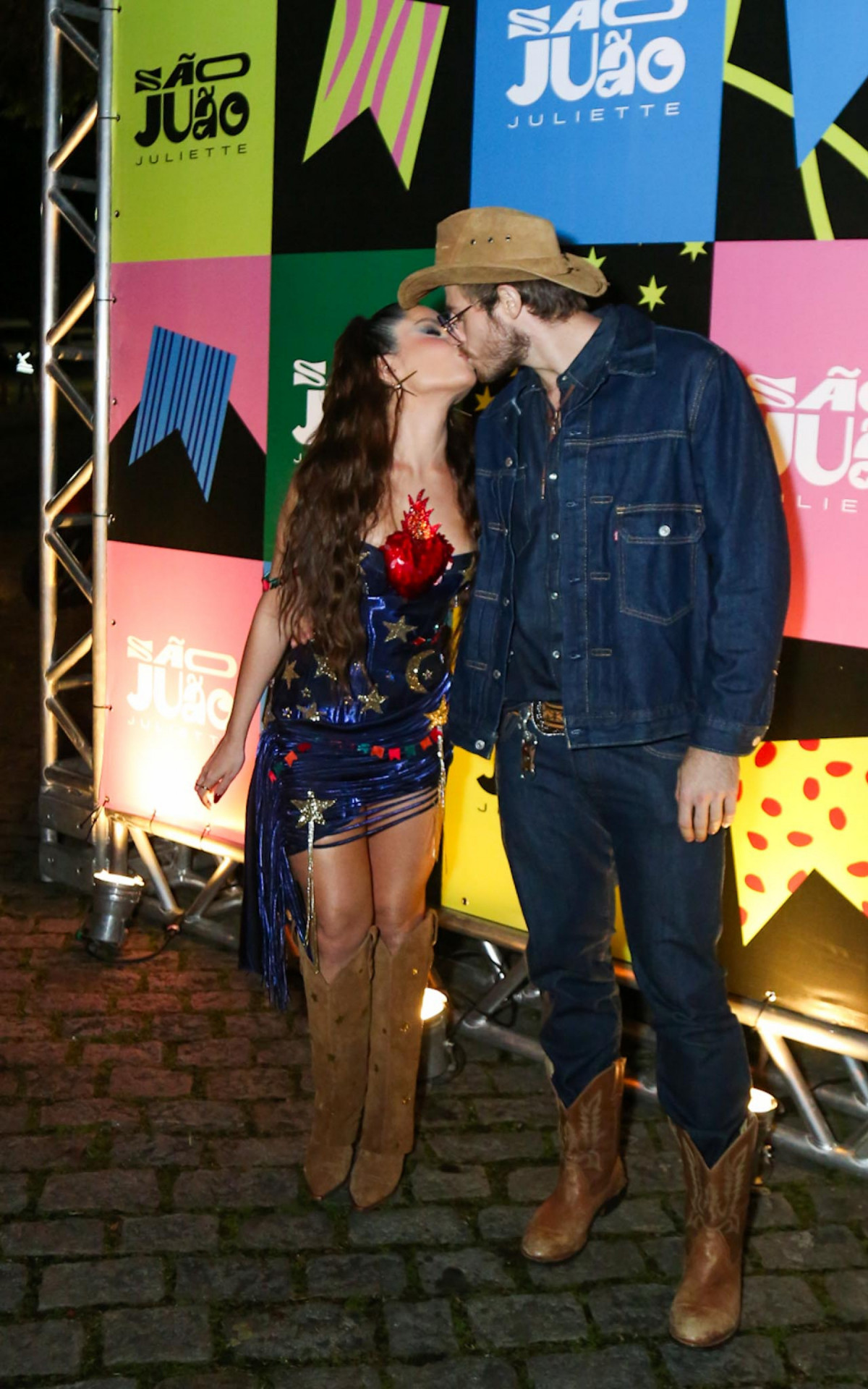 Juliette deu um beijinho no noivo, Kaique 