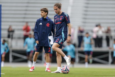 Filipe Luís confirma Alex Sandro e Jorginho à disposição para estreia do Flamengo no Mundial
