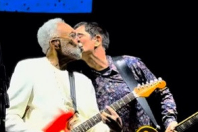 Vídeo! Samuel Rosa participa de show de Gilberto Gil