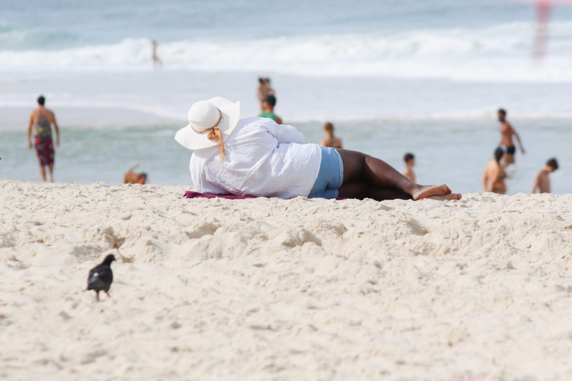 As areias da Praia de Ipanema, na Zona Sul, estão mais vazias neste domingo (15) - Érica Martin/Agência O Dia