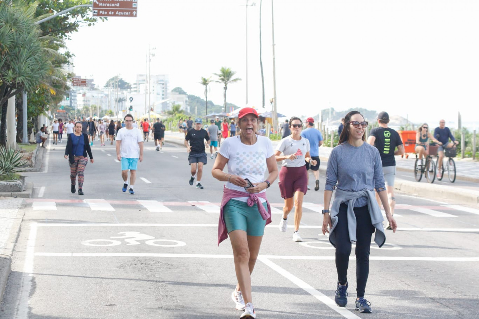 Calçadão da Praia de Ipanema lotou de pessoas praticando esportes neste domingo (15) - Érica Martin/Agência O Dia