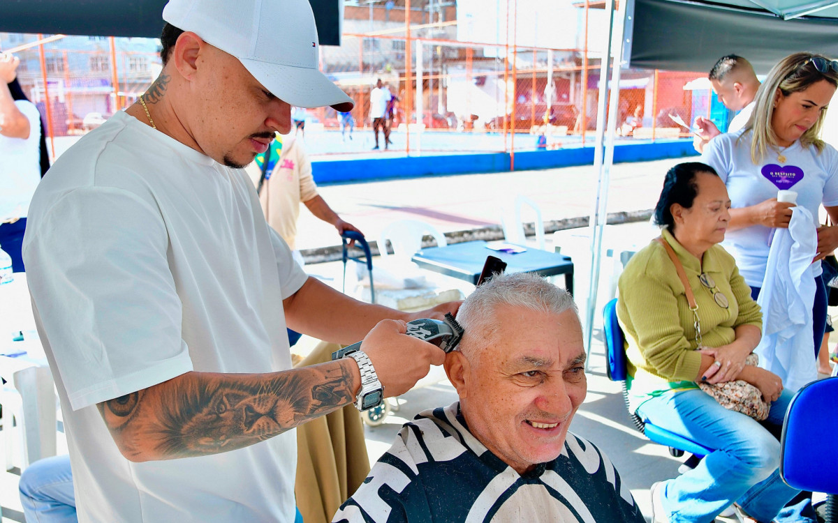 O aposentado Cosme Francisco dos Santos conseguiu cortar o cabelo e resolver questões de documentação