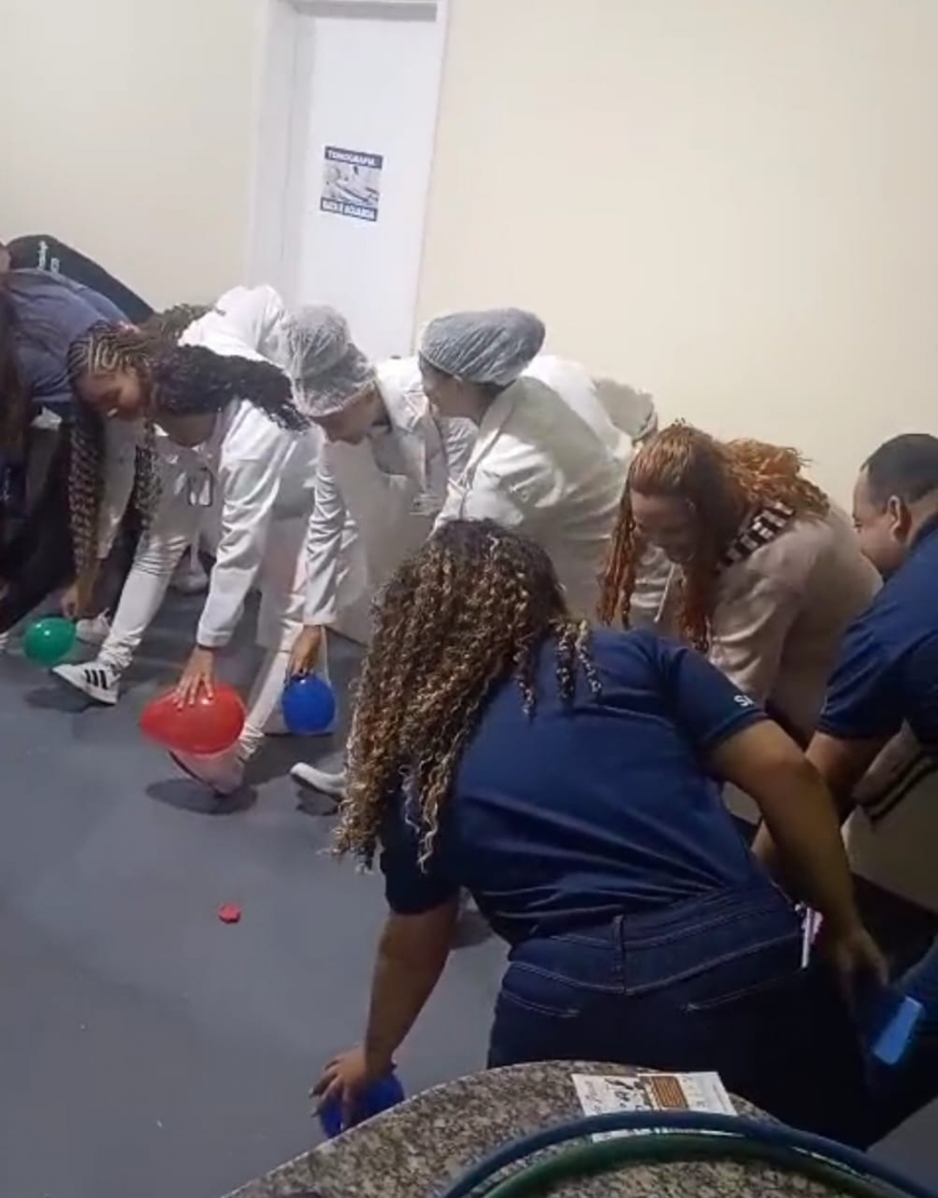 Antes do in&iacute;cio das palestras, houve exerc&iacute;cios de gin&aacute;stica laboral com a fisioterapeuta realizada na &aacute;rea externa - Divulga&ccedil;&atilde;o / PMBR