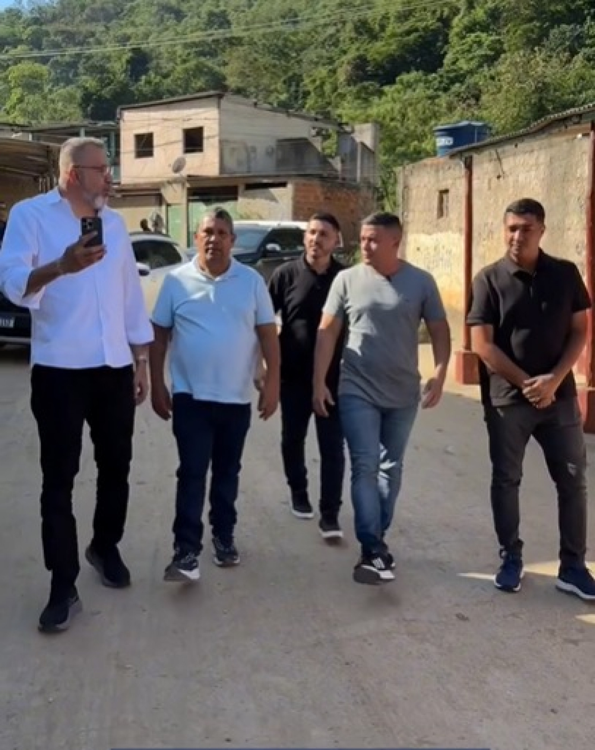 O prefeito caminho no Jardim Gl&aacute;ucia e anunciou a novidade do &ocirc;nibus Tarifa Zero - Reprodu&ccedil;&atilde;o / PMBR