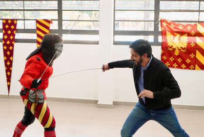 Ricardo Nunes dança funk até o chão e duela com espadas em reinauguração de Centro Esportivo