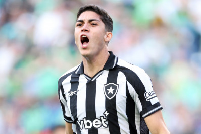 Botafogo vê Jair valorizado pelo Mundial e negócio com clube inglês pode melar