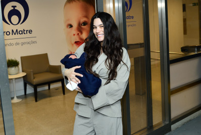 Ex-Fazenda Raissa Barbosa deixa maternidade com filho recém-nascido, Luan Ravi