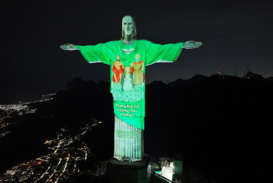 Cristo Redentor é iluminado com imagem do Divino Pai Eterno para anunciar Romaria; veja vídeo