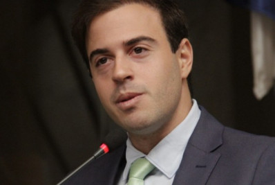 Filho de Gilson Machado joga Constituição no chão e chama Moraes de ditador