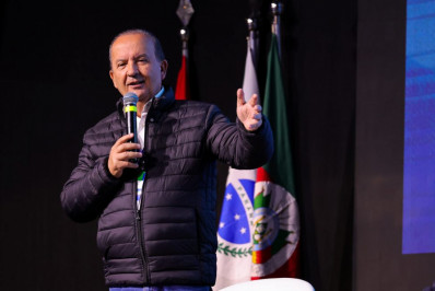 Vídeo: Governador de SC faz piada sobre 'passar trena' para separar região Sul do Brasil