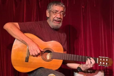 Amigos e familiares se despedem do guitarrista Hélio Delmiro, em Brasília