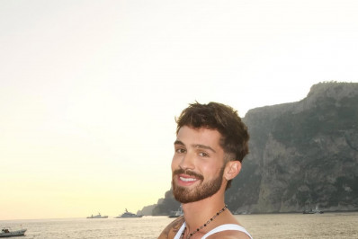 João Guilherme ganha elogios ao exibir tanquinho durante viagem à Sardenha