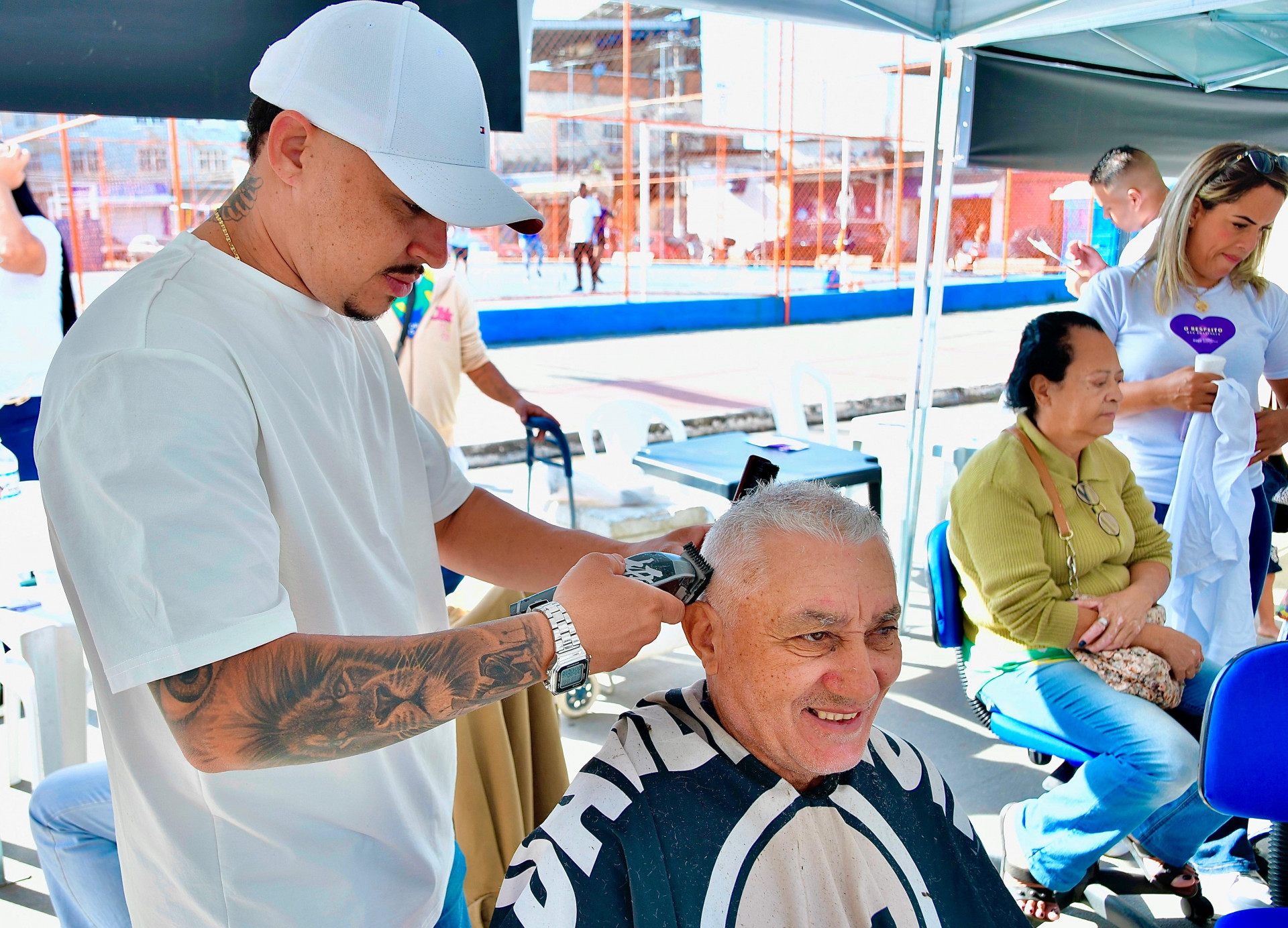 O aposentado Cosme Francisco dos Santos conseguiu cortar o cabelo e resolver quest&otilde;es de documenta&ccedil;&atilde;o - Jeovani Campos / PMBR