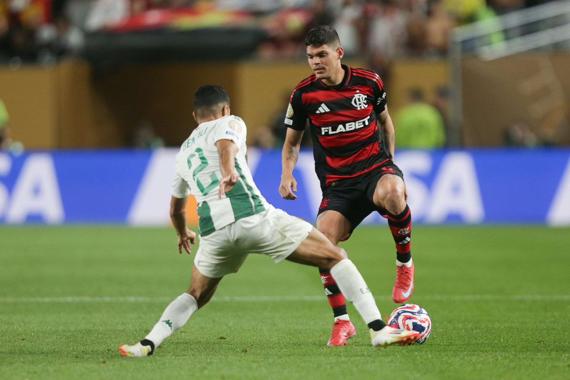 Sem Alex Sandro, Ayrton Lucas foi titular na lateral-esquerda do Flamengo - Gilvan de Souza / Flamengo