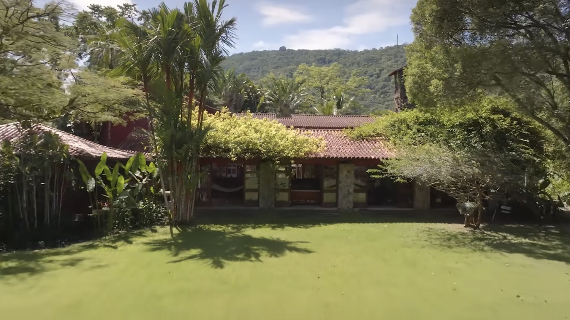 Regina Casé abre as portas de sua casa em Mangaratiba
 - Reprodução / Youtube