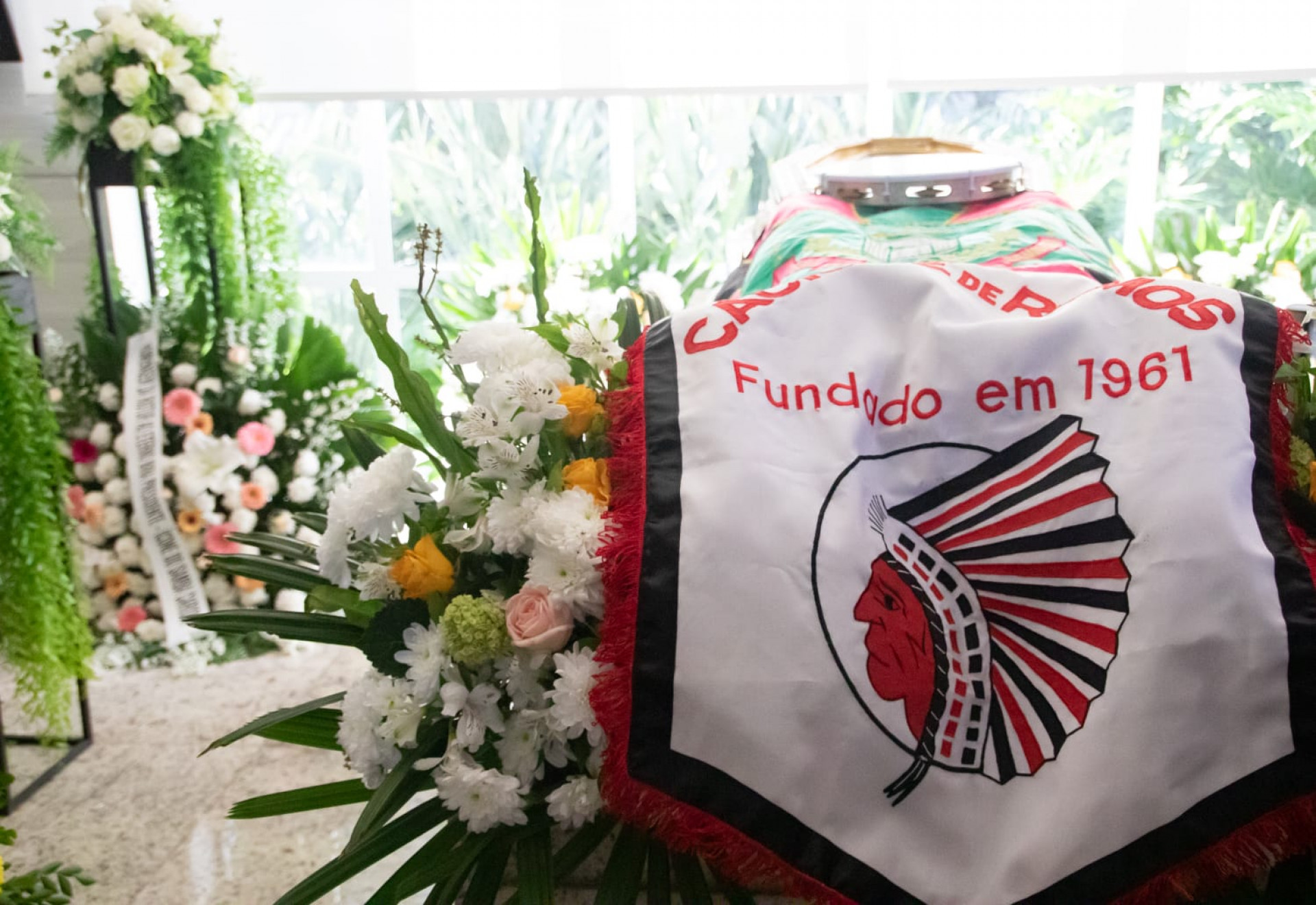 O caixão de Bira Presidente foi coberto com um pano que simbolizava o Cacique de Ramos - Érica Martin/Agência O Dia