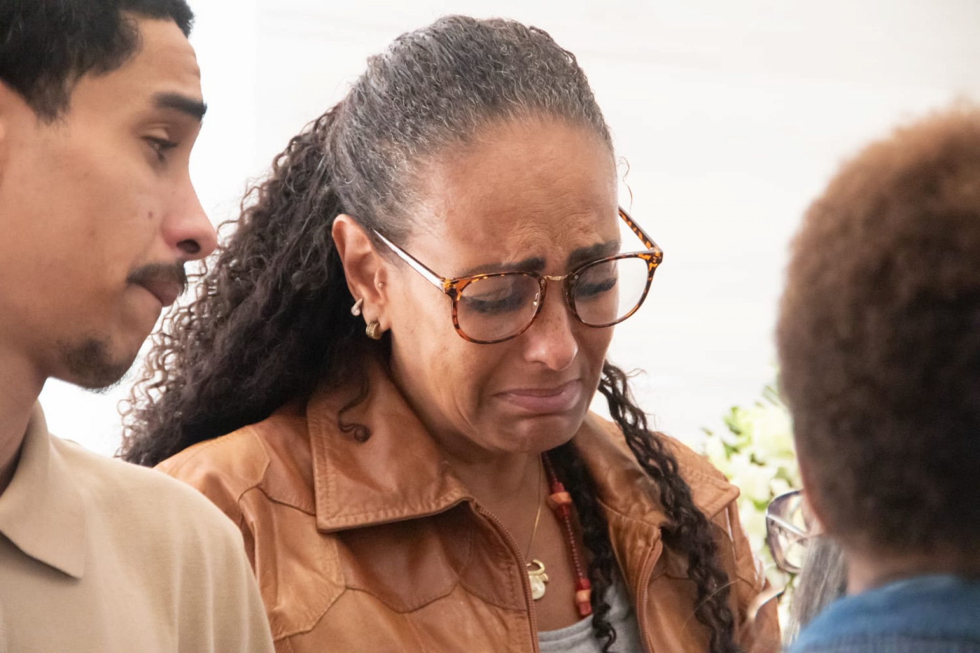 Karla Marcelly, filha de Bira Presidente, no velório do pai, nesta segunda-feira (16) - Érica Martin/Agência O Dia