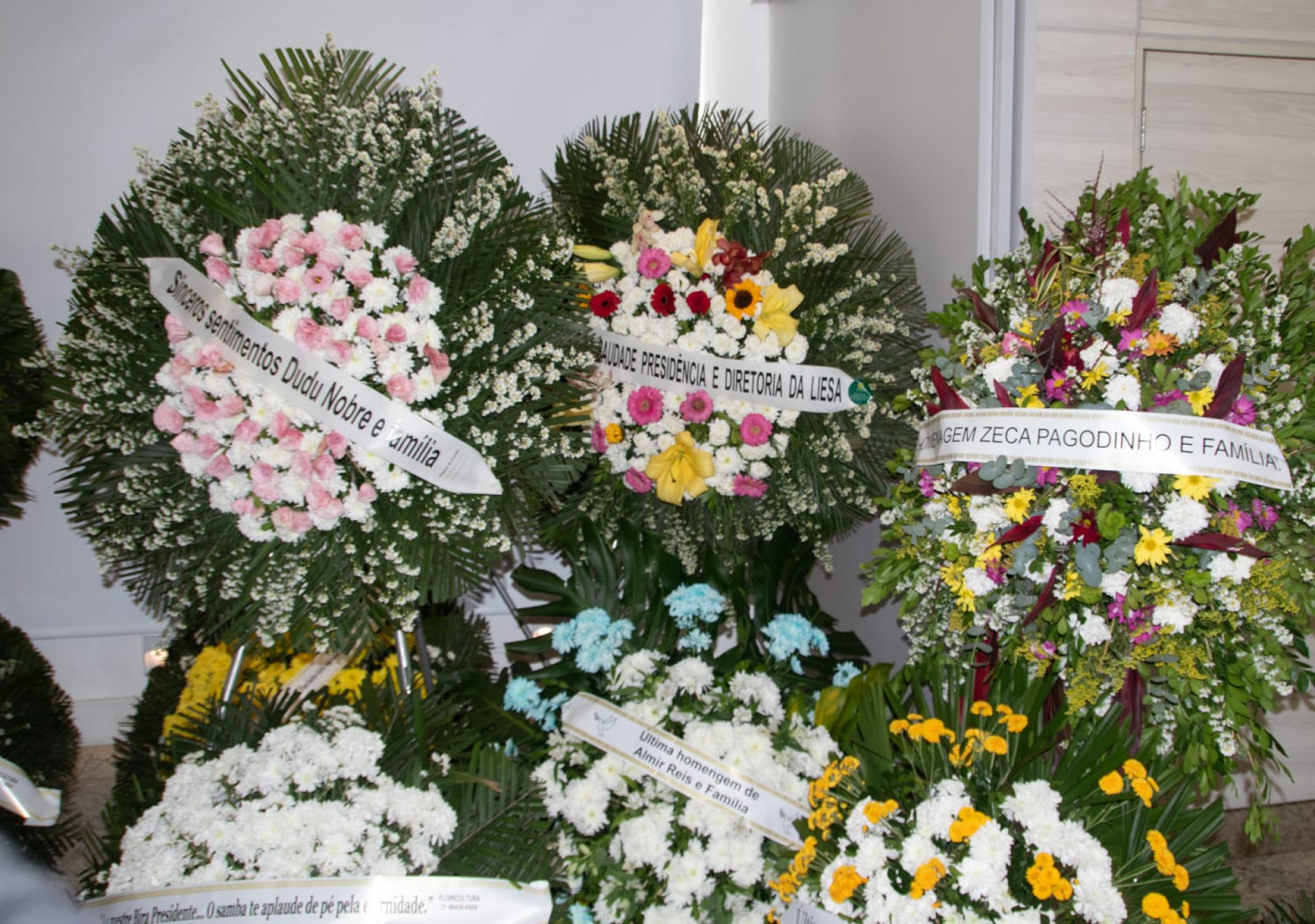 Coroas de flores foram colocadas ao lado do caixão de Bira  - Érica Martin/Agência O Dia