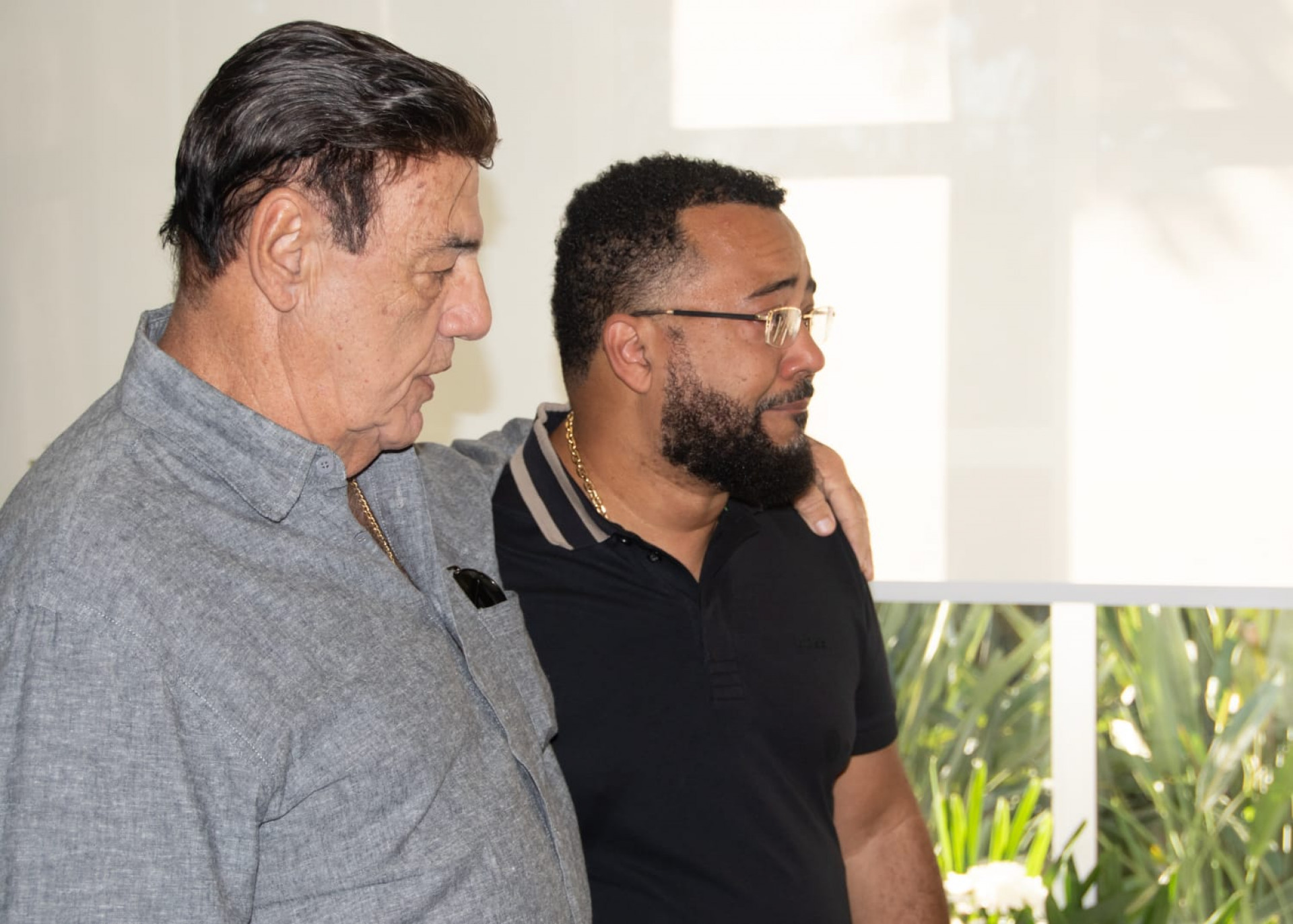 Dudu Nobre e Jorge Perlingeiro, ex-presidente da Liesa, no sepultamento de Bira Presidente - Érica Martin/Agência O Dia