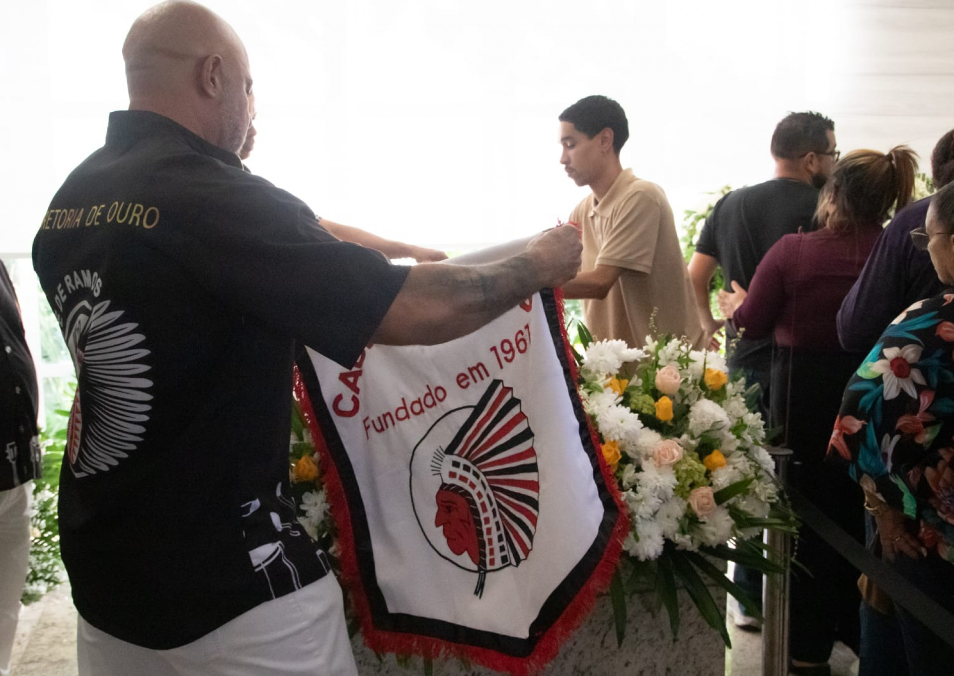 O caixão de Bira Presidente foi coberto com um pano que simbolizava o Cacique de Ramos - Érica Martin/Agência O Dia