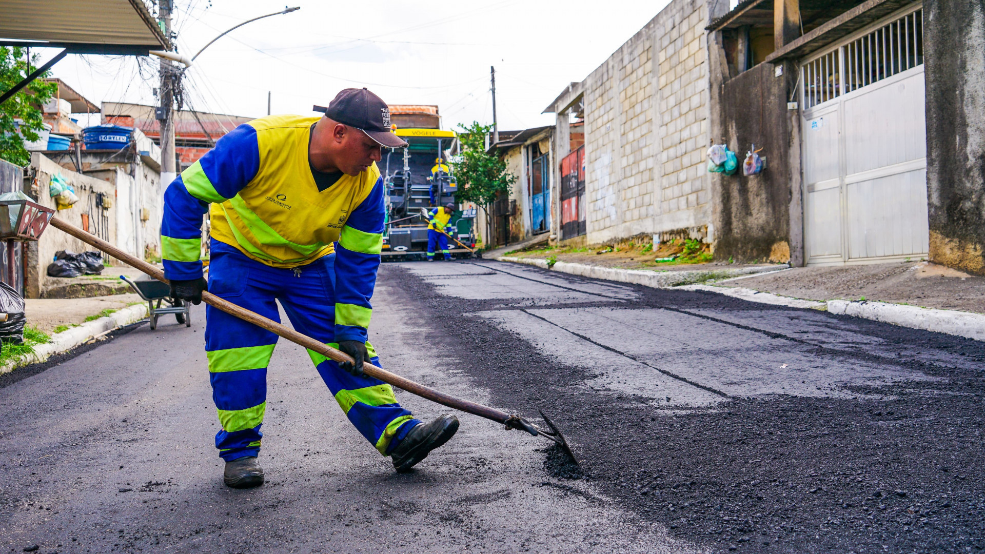 Prefeitura de S&atilde;o Jo&atilde;o de Meriti asfalta rua no Morro Santa Helena   - Divulga&ccedil;&atilde;o/ PMSJM