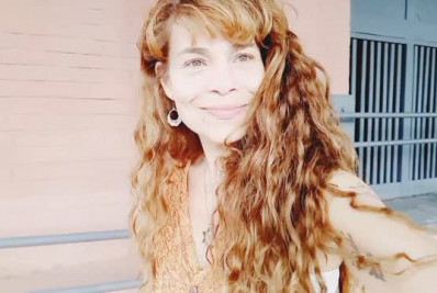 Aretha Marcos, filha da cantora Vanusa, fala sobre trabalho como faxineira: 'Me sustentou'