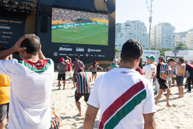Torcedores acompanham estreia do Fluminense no Mundial em ‘fan zone’ na Praia de Copacabana