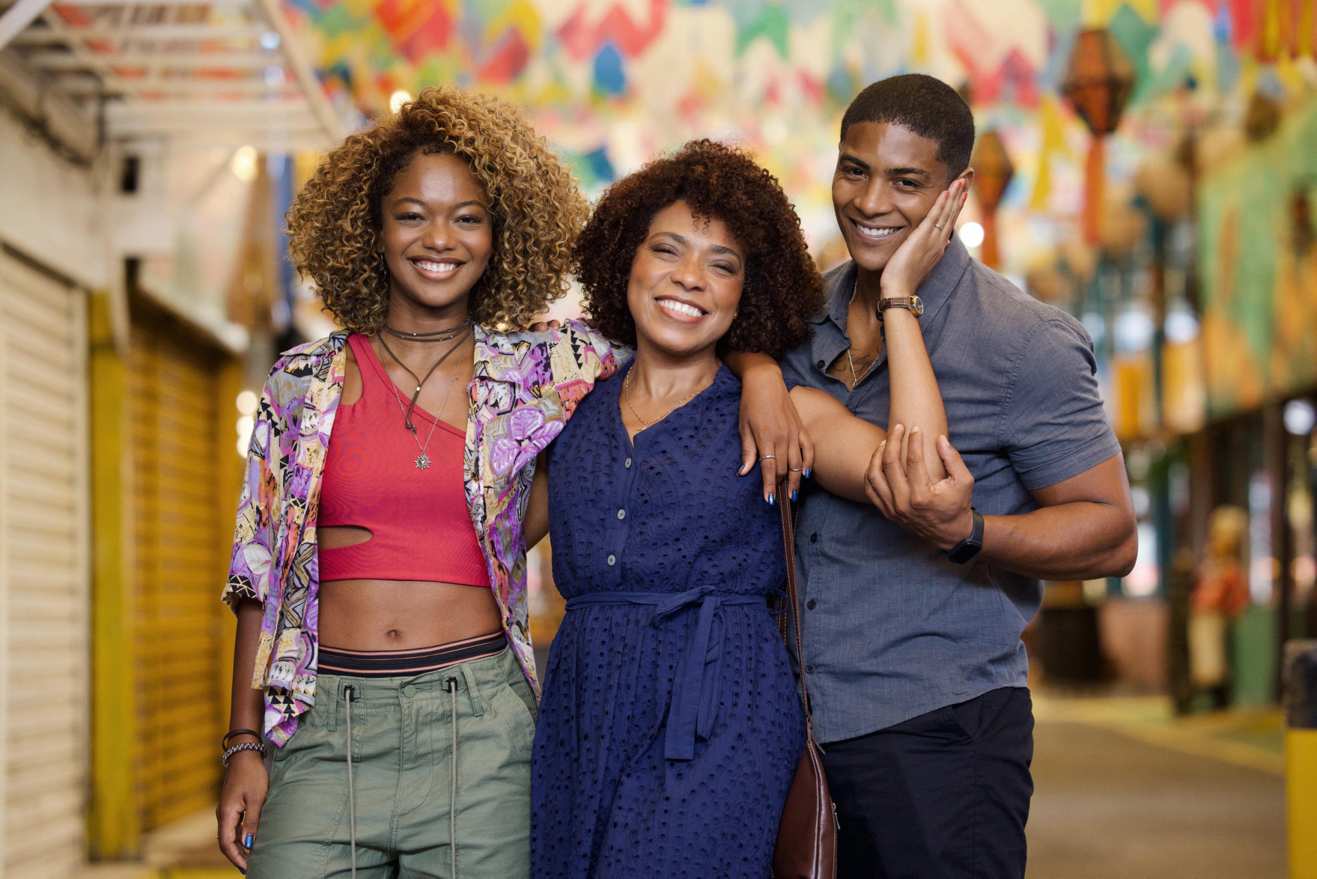 Dara (Cecilia Chancez), Jussara (Vilma Melo) e Marlon (Humberto Moraes)
 - Globo/Manoella Mello