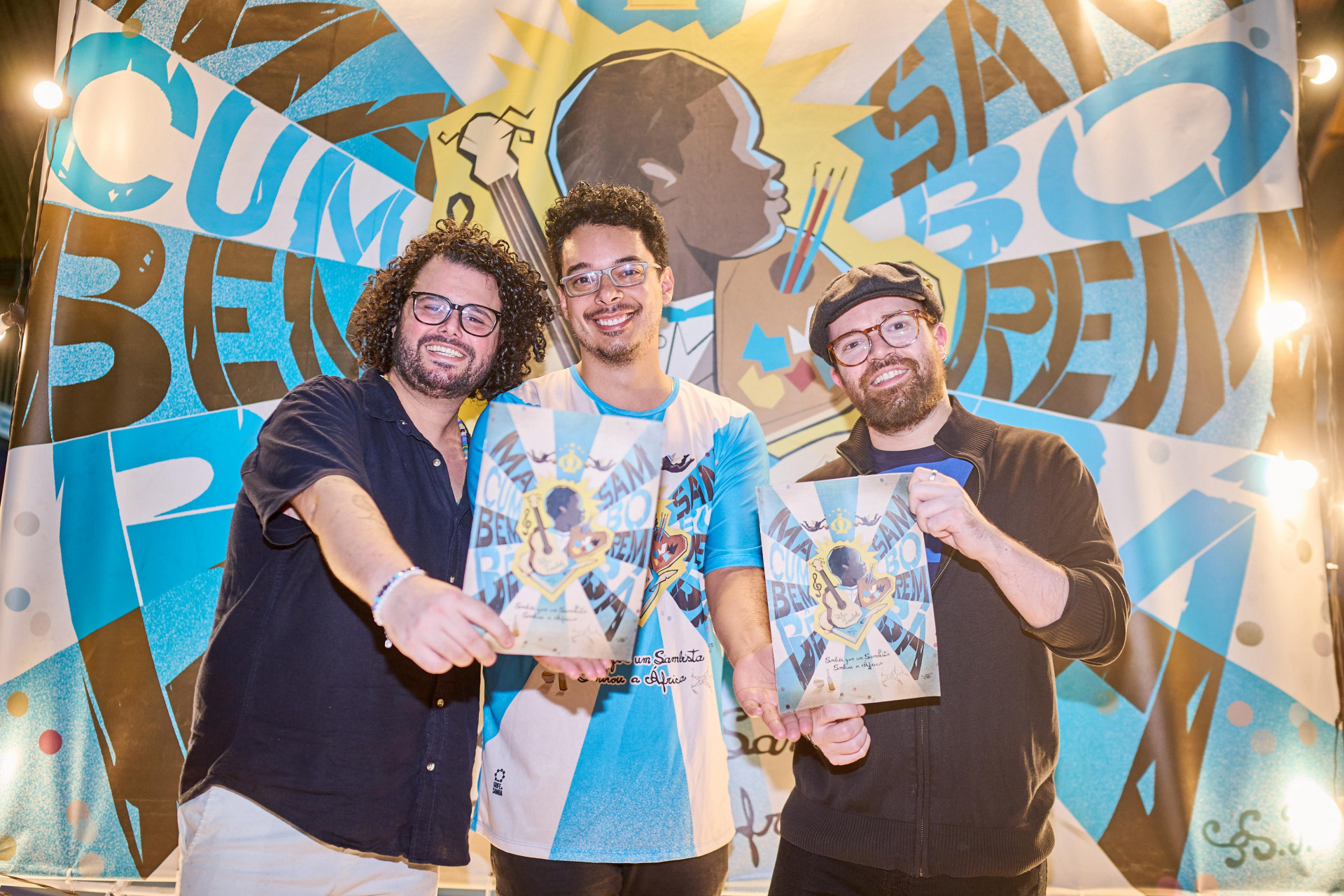 Carnavalescos Gabriel Haddad e Leonardo Bora posam com o pesquisador Vinicius Natal (ao centro) - Divulgação