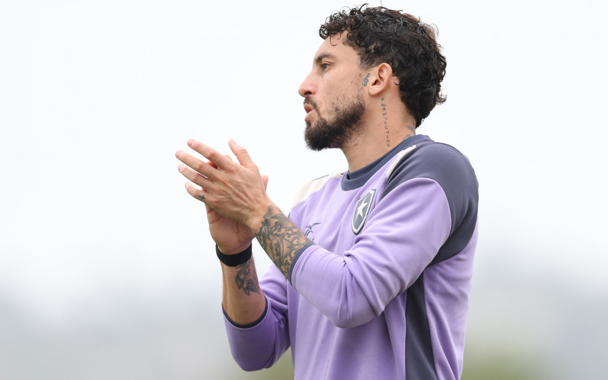 Alex Telles em treino do Botafogo