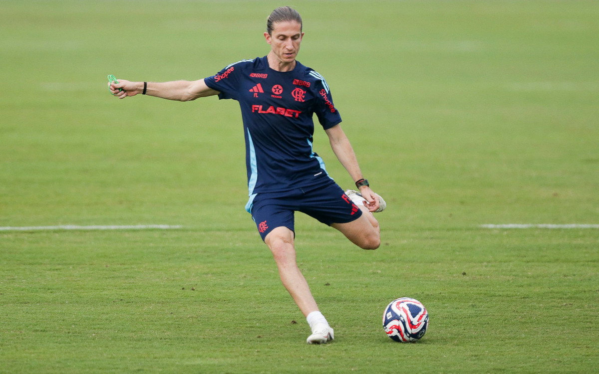 Classificado para as oitavas, Filipe Luís treina o elenco para o último jogo da fase de grupos do Mundial