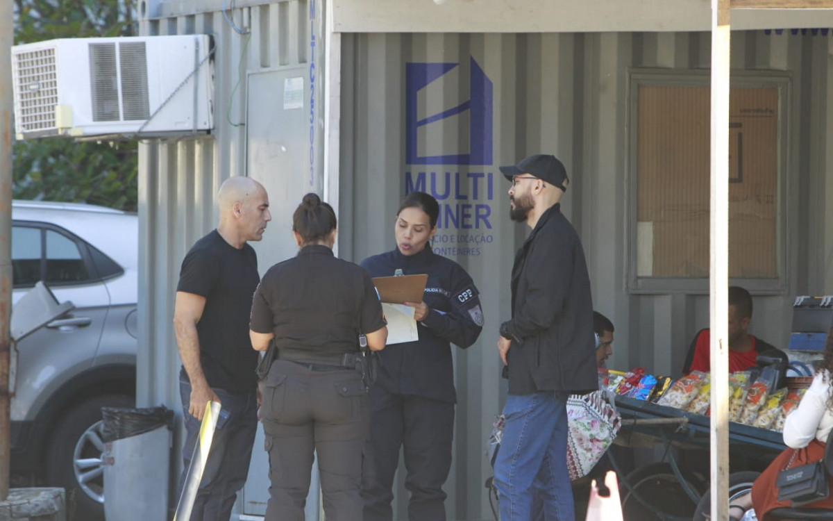 Familiares e colegas do PM assassinado estiveram ontem no IML 