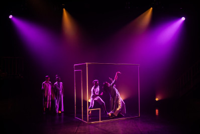 Espetáculo Feio reflete sobre redes sociais, tecnologia e o desejo de aceitação