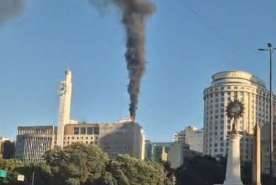 Incêndio atinge edifício Mesbla e coluna de fumaça chama atenção