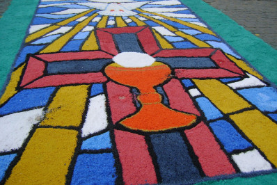 Tapetes de sal e fé tomam conta do Centro de Rio das Ostras no Corpus Christi