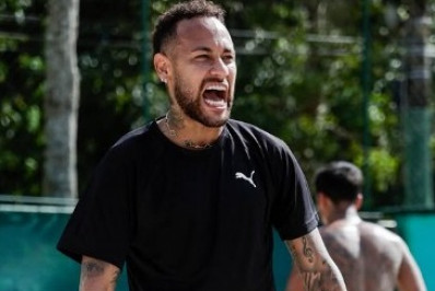 Neymar rechaça descuido com a carreira: 'Estou há 15 anos no auge'