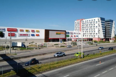 Bando armado rende funcionários e arromba quatro lojas em Shopping de Itaboraí