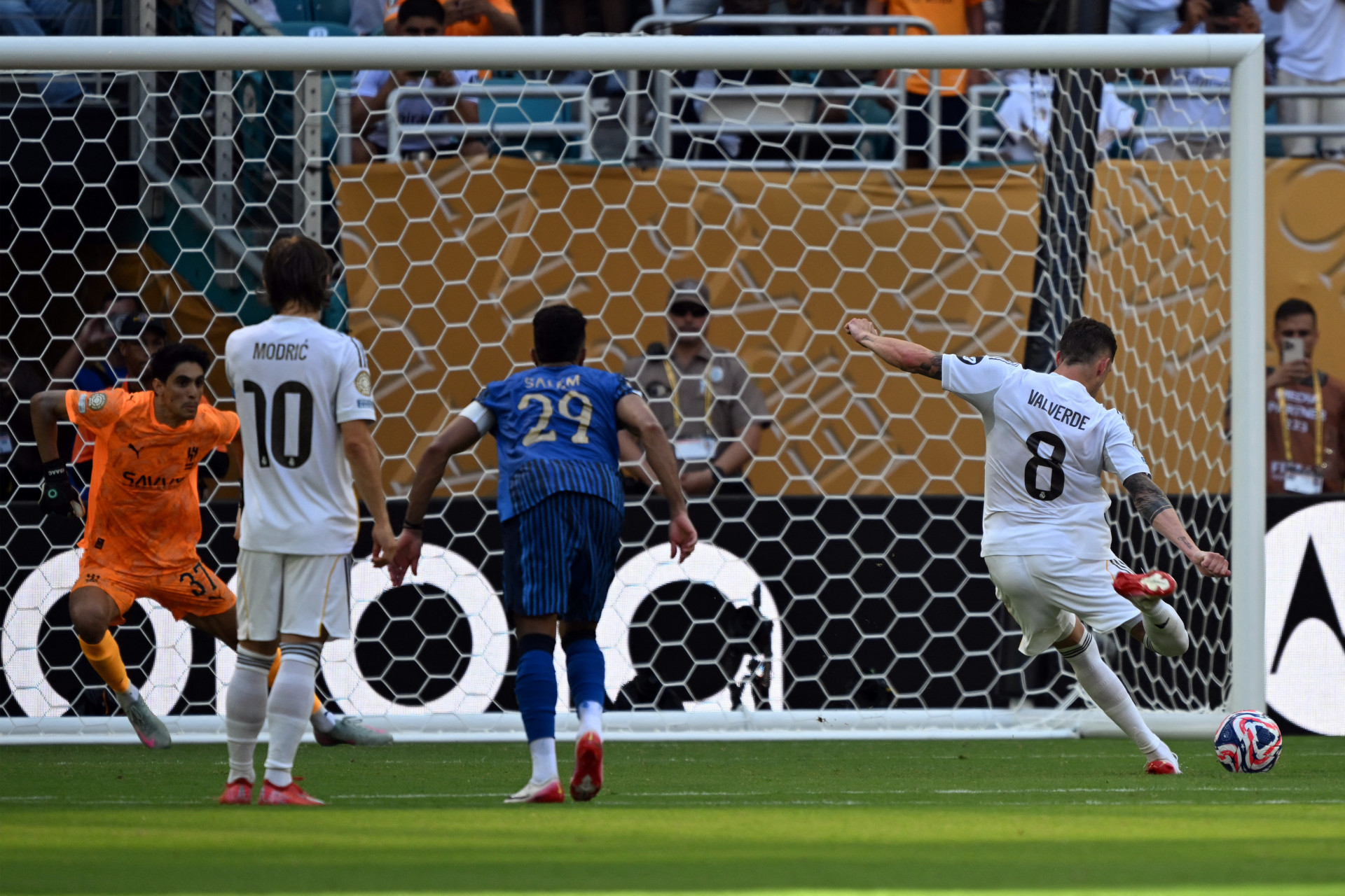 O Real Madrid empatou com o Al-Hilal por 1 a 1 na estreia no torneio. Na reta final, o time espanhol teve um p&ecirc;nalti para vencer o jogo, mas Valverde parou no goleiro Bounou. - Chandan Khanna / AFP